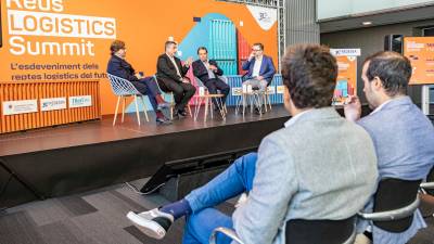 Luis Poch, business development manager de P3 Logistic Parks; Óscar Reyes, director de operaciones de FM Logistic; Joan Maria Basora, director de desarrollo corporativo del Port de Tarragona; y Rafael Servent, periodista del ‘Diari de Tarragona’ que moderó la mesa redonda ‘El futur logístic del territori’. foto: àngel ullate