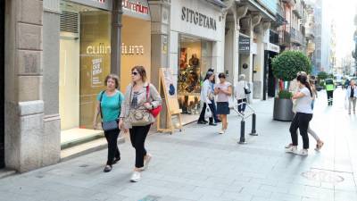 Gente paseando por la arteria comercial de la calle Llovera de Reus, este pasado mes de agosto. foto: Alba Mariné