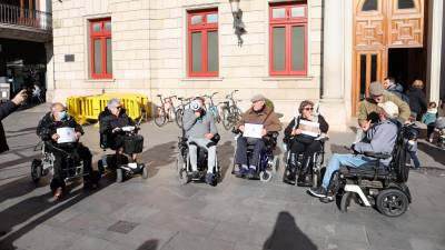 La Asociación de Personas con Diversidad Funcional de Reus convocó ayer una protesta. Foto: Alba Mariné