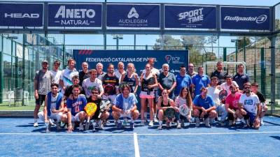 Foto de familia de campeones y finalistas de todas las categorías. FOTO: FCP