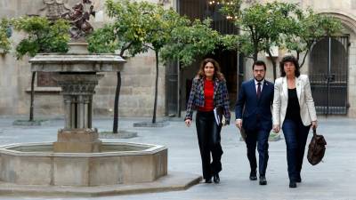 El presidente de la Generaliat, Pere Aragonès (c), junto a la consellera de la Presidencia, Laura Vilagrà (i), y la consellera de Acción Climática, Agricultura y Alimentación, Teresa Jordà (d), a su llegada a la reunión en la que el gobierno catalán ha analizado este martes la grave situación de sequía que padece Catalunya. Foto: EFE