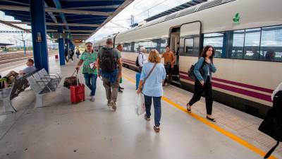 Usuarios bajan en la estación del Camp de Tarragona. Foto: Marc Bosch