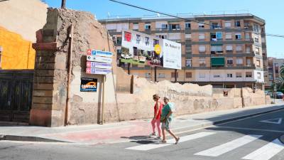 Una valla anuncia un complejo de viviendas en la calle Doctor Robert. Foto: Alba Mariné