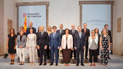 Imagen del nuevo Govern de Salvador Illa, con Berni Álvarez al fondo a la izquierda y Javier Villamayor al fondo a la derecha Foto: ACN