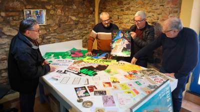 Integrantes de la entidad, con varios materiales del Carnaval de Reus. Foto: A. M.