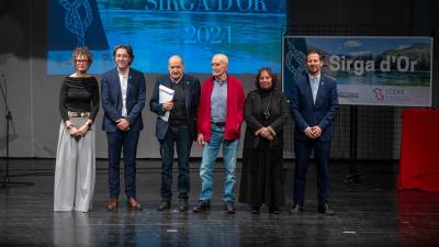 Els dos guanyadors, al centre, acompanyats de Mireia Grangé, Francesc Barbero, Carme Jiménez i Rubén Biarnés. Foto: J. Revillas