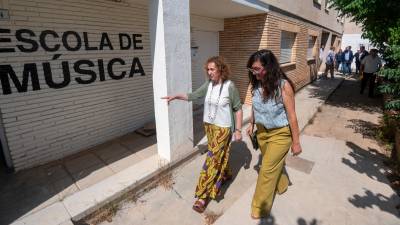 La consellera Ester Capella i l’alcaldessa de Bot visitant les antigues cases dels mestres que es rehabilitaran. Foto: Joan Revillas