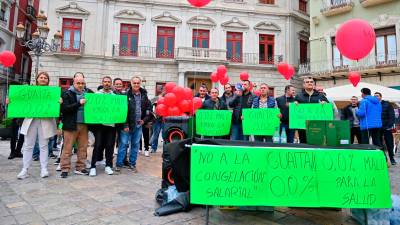 Una protesta del març d’aquest any dels treballadors de la brossa a la plaça del Mercadal, on s’al·ludia a la congelació salarial. foto: Alfredo González