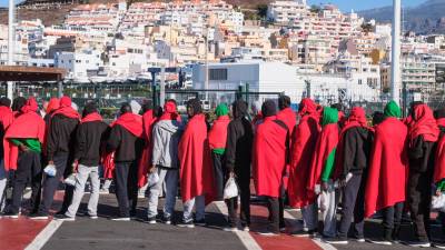 Un grupo de migrantes llegado a la isla de El Hierro (Canarias) este lunes, después de ser derivados a Tenerife en el puerto de Los Cristianos. FOTO: EFE