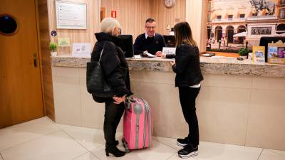 Pareja, amb unes turistes a l’Hotel Reus Park aquests dies. foto: A. M.