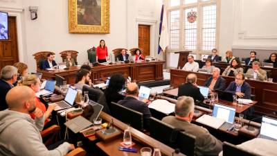 L’alcaldessa Guaita es dirigeix a les bancades de l’oposició durant el ple de l’Ajuntament de Reus celebrat el divendres passat. Foto: Alba Mriné