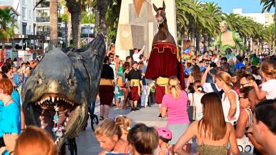 La Morena y la Mulassa de Salou, frente a la estatua del rey Jaume I del paseo. Foto: Alfredo González / DT