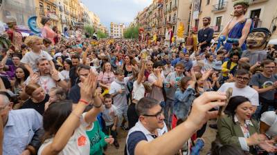 Miles de personas se concentraron en la Plaça de la Font el sábado para el Pregó y L’Arrencada dels Gegants. Foto: Àngel Ullate