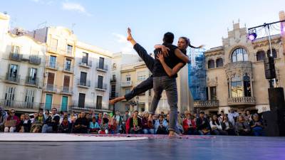 Interaccions amb l’entorn i el públic durant ‘Cossoc’. foto: àngel ullate