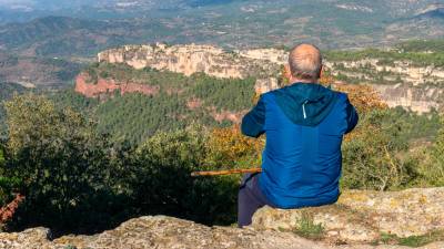 Un senderista observando la situación de Siurana. Foto: S. García