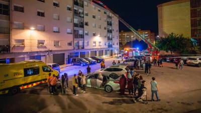 Incendio de vivienda en Sant Pere i Sant Pau. Bloque Sant Tadeu. Foto: Marc Bosch