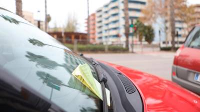 Una multa en el parabrisas de un coche en Salou. Foto: A. Mariné