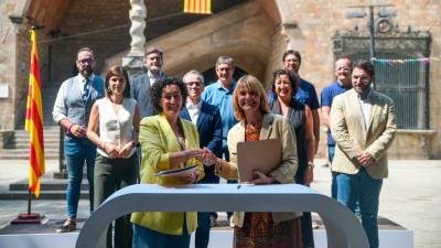 Les encarregades d’escriure la seva firma al pacte han estat la secretària general d’ERC, Marta Rovira, i la viceprimera secretària del PSC, Lluïsa Moret. Foto: ACN