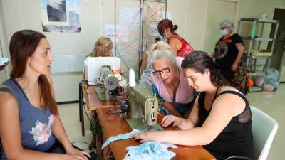 Las mujeres de DonArsu Tot, ayer en el local social haciendo labores. FOTO: Alba Mariné