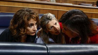 Las vicepresidentas del Gobierno, primera, María Jesús Montero (i) y segunda, Yolanda Díaz (c) y la ministra de Defensa, Margarita Robles. Foto: Chema Moya/EFE