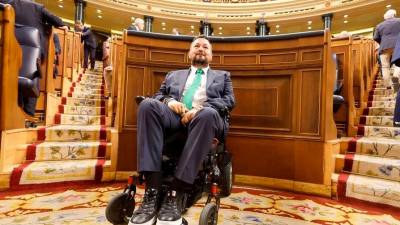 Juan Ramón Amores, senador y alcalde de La Roda (Albacete) que tiene ELA, en el hemiciclo, antes del pleno. Foto: EFE