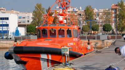 La lancha de Salvamento Marítimo ‘Salvamar Fomalhaut’ fue movilizada para atender los dos servicios. Foto: Àngel Juanpere/DT