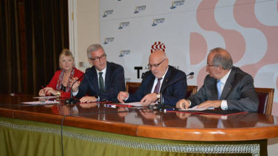 El convenio fue firmado ayer en el Ayuntamiento de Tarragona. FOTO: Cedida