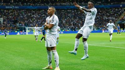 Mbappe y Vinicius celebran el primer tanto del francés con la camiseta blanca. foto: efe