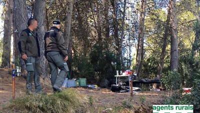 Els Agents Rurals a la zona on pescava un pescador amb un esquer prohibit a Riba-roja. Foto: ACN