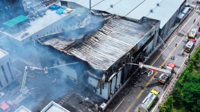 El fuego se inició el lunes en la planta de la empresa Aricell en Hwaseong. Foto: EFE