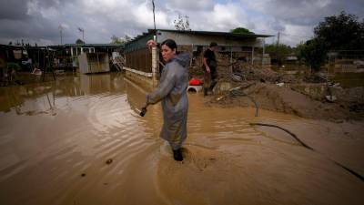 Vecinos de la barriada de Doña Ana realizan labores de limpieza en una parcela hoy en la Estación de Cártama (Málaga), afectada por el desborde del río de Guadalhorce este pasado martes 29 de octubre. Foto: EFE