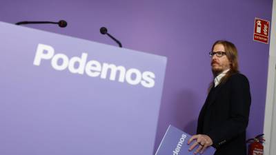 El portavoz y secretario de Organización de Podemos, Pablo Fernández durante la rueda de prensa celebrada en la sede del partido de Madrid este lunes. Foto: EFE