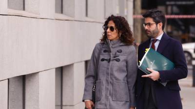 María Piedad Losada, quien habría hecho labores de secretaria para el comisionista Víctor de Aldama, a su llegada a la Audiencia Nacional de Madrid la semana pasada donde el juez del caso Koldo le tomó declaración como investigada. Foto: EFE