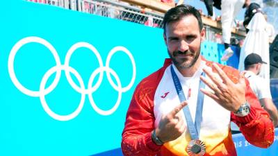 Saúl Craviotto hace el seis con sus dedos, el gesto que representa el número de medallas olímpicas que suma. foto: coe