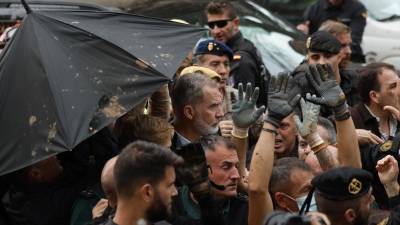 El rey Felipe, durante su visita a Paiporta. Foto: EFE