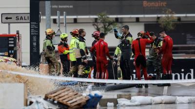 Los trabajos de rescate continúan en el aparcamiento este martes. Foto: EFE