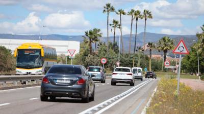 Los cambios en la avenida de Bellissens hacen que los conductores circulen más pegados y tengan que reducir la velocidad. Foto: Alfredo González