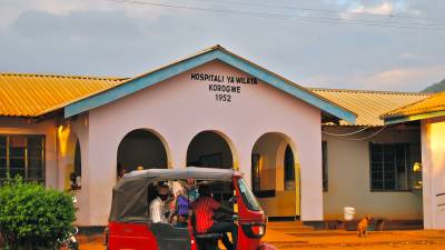 Fachada del hospital de Korowe, en Tanzania, uno de los muchos donde ha ido a operar.