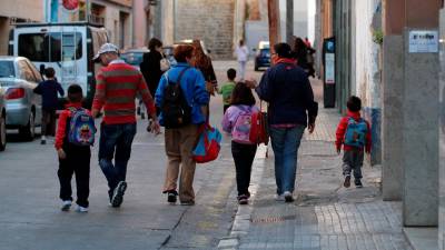 Alumnos camino de la escuela. Foto: Lluís Milián