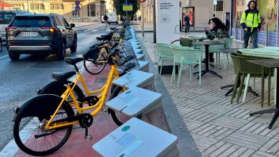 En la estación de la Ganxeta de la calle Sant Joan había, ayer, varias bicis estacionadas del modelo definitivo. FOTO: Alfredo González