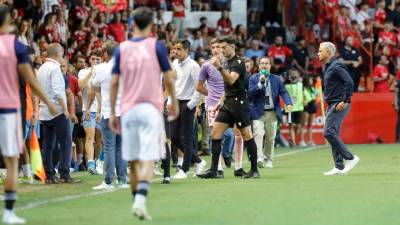 Eder Mallo Fernández arbitrando en el Nàstic-Málaga. Foto: Pere Ferré