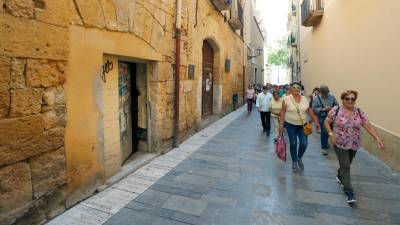 El inmueble está en mal estado y lleno de suciedad. Foto: Pere Ferré