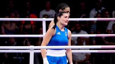 La italiana Angela Carini abandonó llorando su combate en la ronda preliminar femenina de 66kg de 16 contra la argelina Imane Khelif de las competiciones de Boxeo en los Juegos Olímpicos de París 2024. Foto: EFE