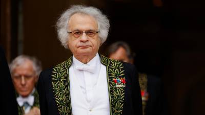 El escritor franco-libanés, Amin Maalouf, sale tras la solemne sesión de presentación de la 9ª edición del Diccionario de la Academia Francesa, el 14 de noviembre de 2024. FOTO: EFE