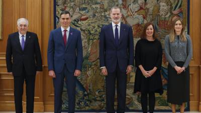 El rey Felipe VI ha presidido el acto de promesa de la vicepresidencia tercera del Gobierno y Ministerio para la Transición Ecológica y el Reto Demográfico, Sara Aagesen (d), que sustituye a Teresa Ribera, este lunes en el Palacio de la Zarzuela. Junto a ellos, el presidente del Gobierno, Pedro Sánchez (2i), la presidenta del Congreso, Francina Armengol (2d) y el presidente del Tribunal Constitucional, Cándido Conde-Pumpido. Foto: EFE