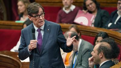 El presidente de la Generalitat de Catalunya, Salvador Illa, al inicio esta mañana de la sesión de control del Parlament y del debate a la totalidad del proyecto de ley del Estatuto de municipios rurales, entre otras cuestiones. Foto: EFE