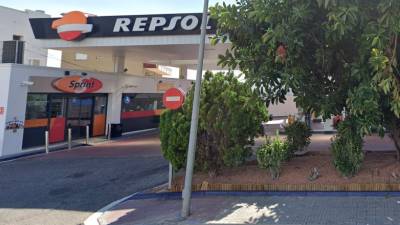 El coche se encast&oacute; en la cristalera de la tienda de la gasolinera de Roda de Ber&agrave;. FOTO: Google