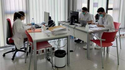 Ramon Descarrega, a la derecha, estudiante de 6&ordm; de Medicina, junto con los dos compa&ntilde;eros de curso que trabajan en la secci&oacute;n de enfermedades infecciosas en el Sant Joan de Reus.