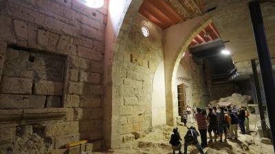 Espacio donde se está llevando a cabo la excavación, al otro lado de las paredes del Claustre. Se distingue claramente ?pintado en color más claro? el antiguo gran pórtico por el que se accedía a la exedra. Foto: Llu&iac