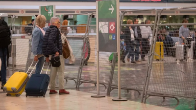 Dos usuarias tratan de entrar en la zona de AVE de la Estación de Sants, en una imagen de archivo. Foto: EFE